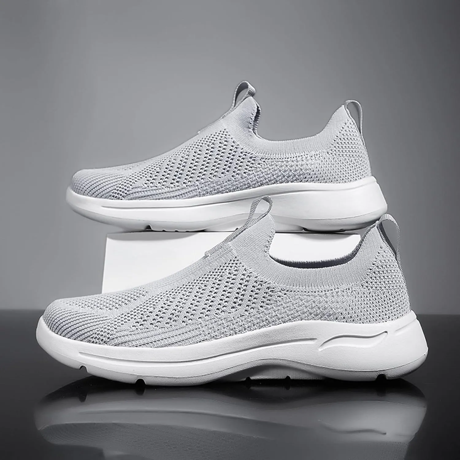 Men Sports Shoes Fashionable New Pattern Simple Solid Color Lightweight Fitting Comfortable Flat Bottomed Sneaker Men