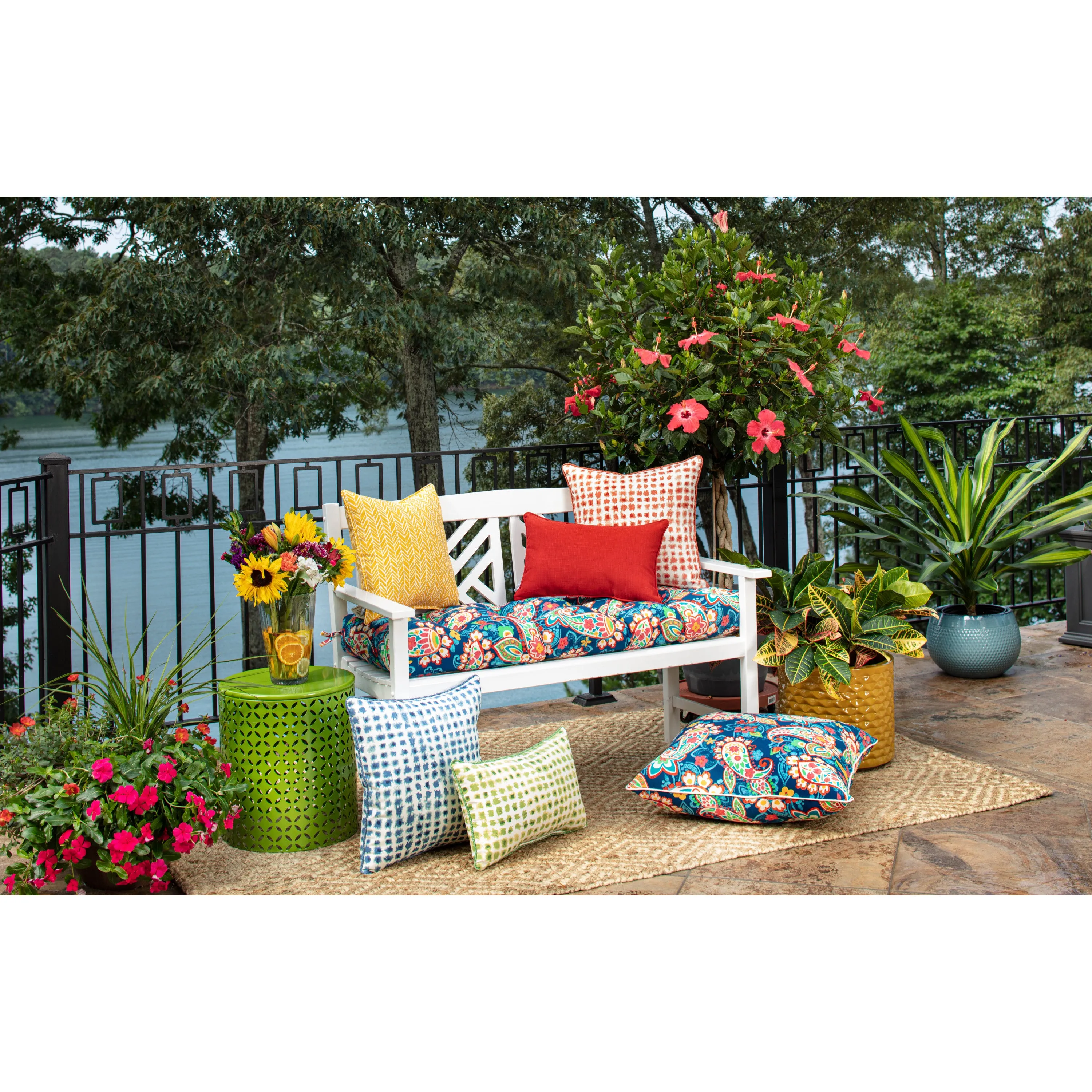 Outdoor/Indoor Splash Flame 18.5-inch Throw Pillow (Set of 2)